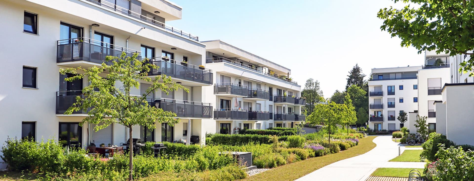 Wohngebiet mit Mehrfamilienhäusern in der Stadt