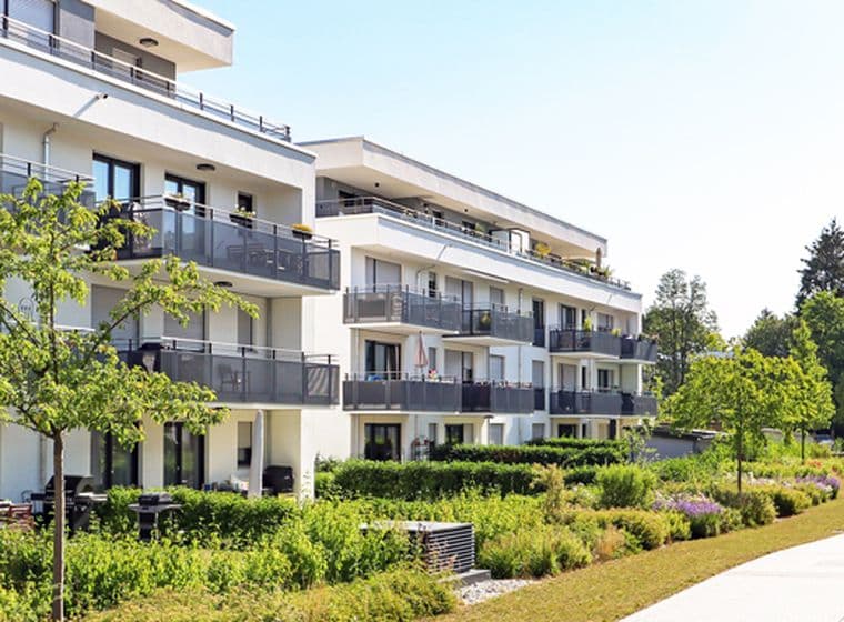 Wohngebiet mit Mehrfamilienhäusern in der Stadt