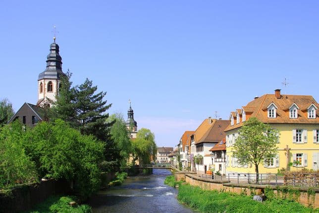Blick auf die Altstadt von Ettlingen mit Kirche, Fachwerkhäusern und der Alb – charmante Wohnlage nahe Karlsruhe und Schwarzwald