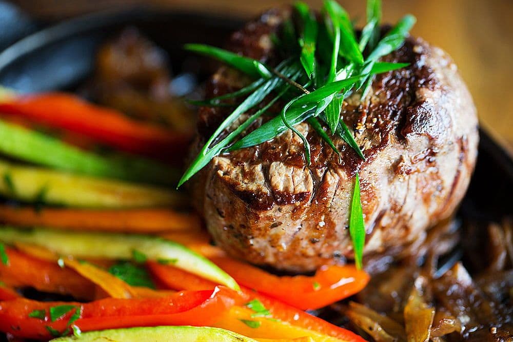 Se ve carne con vegetales