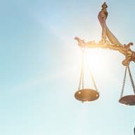 Statue der Gerechtigkeit auf Himmelshintergrund