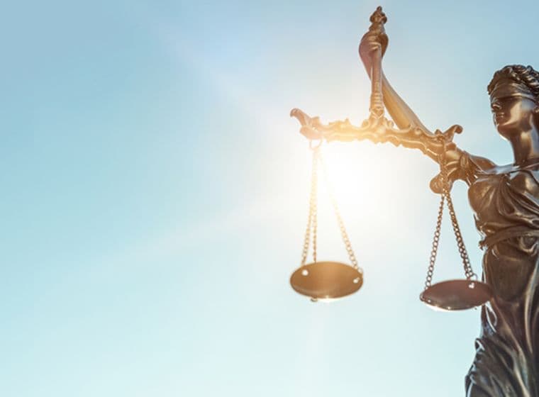 Statue der Gerechtigkeit auf Himmelshintergrund