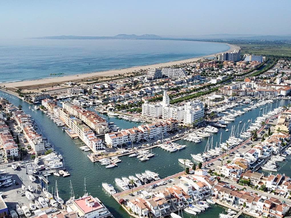 Vista de los amarres de Empuriabrava amarres antes de los puentes