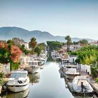 Vista de los amarres de Empuriabrava después de los puentes con embarcaciones y casas