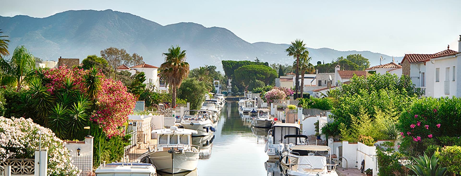 Vista de los amarres de Empuriabrava después de los puentes con embarcaciones y casas