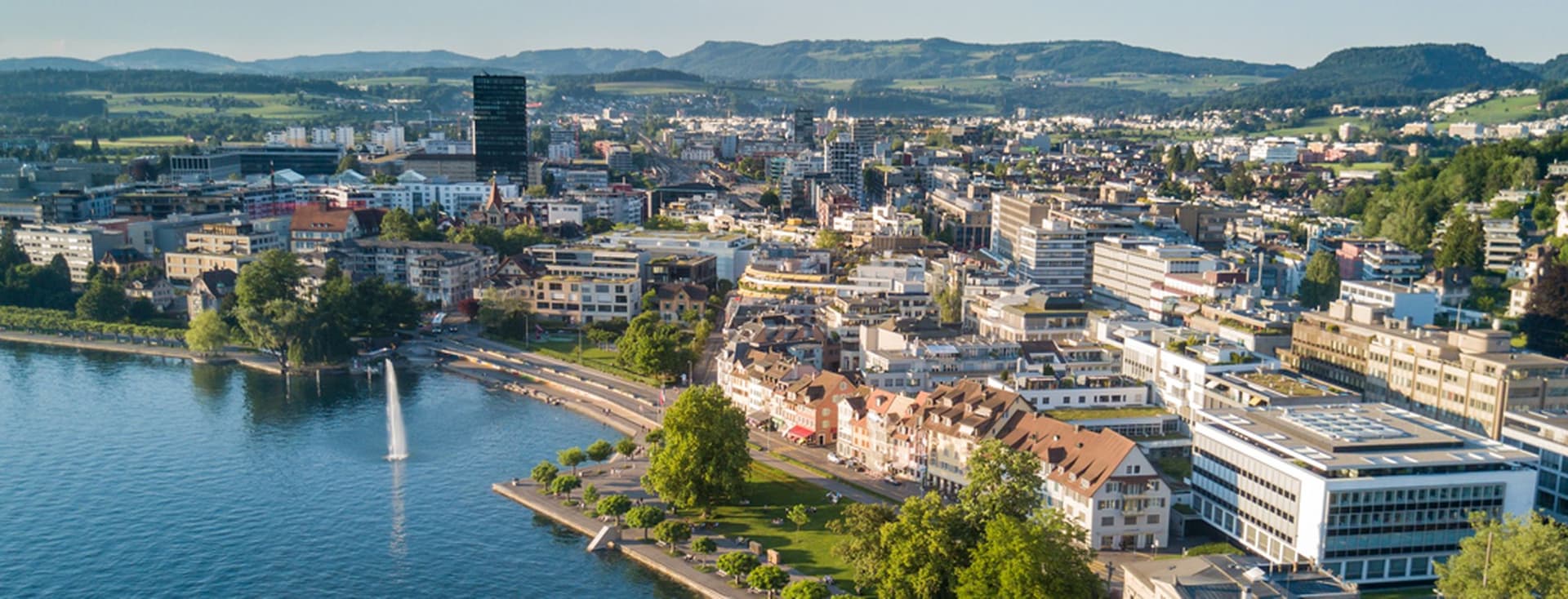 Veduta aerea della città di Zugo sul lago di Zugo