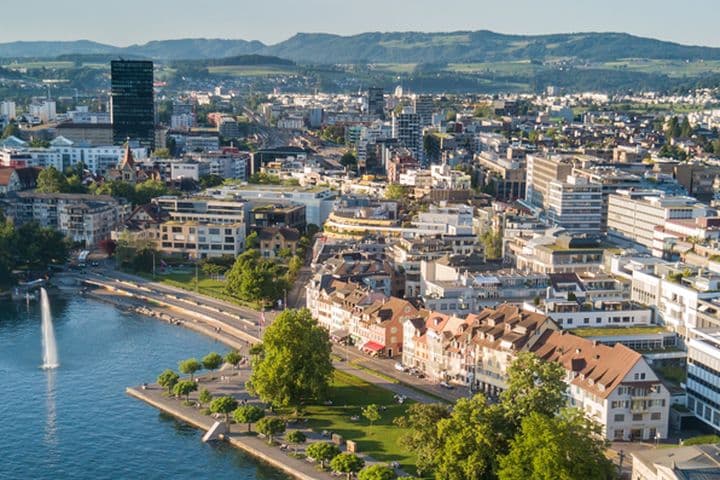 Veduta aerea della città di Zugo sul lago di Zugo
