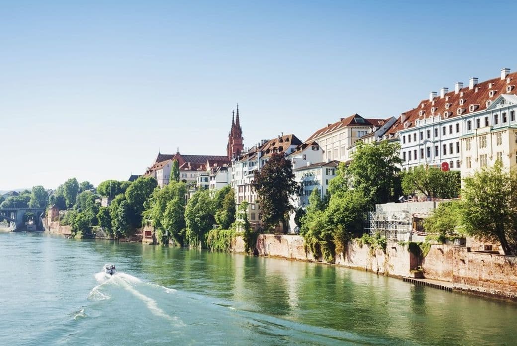 Blick auf Basel vom Rhein in der Schweiz