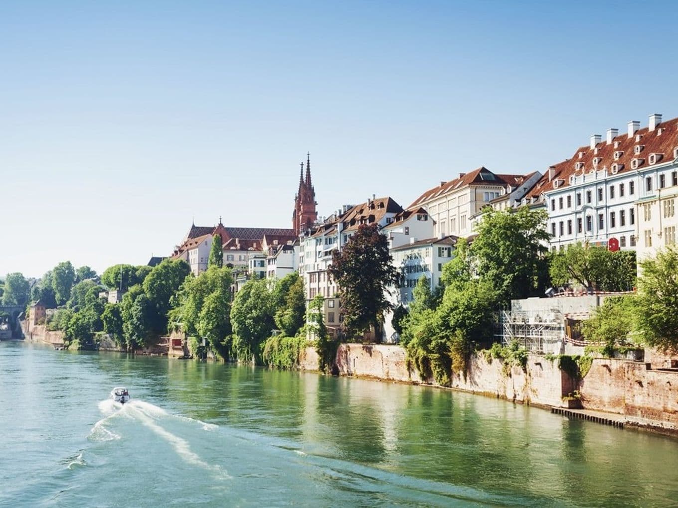 Blick auf Basel vom Rhein in der Schweiz
