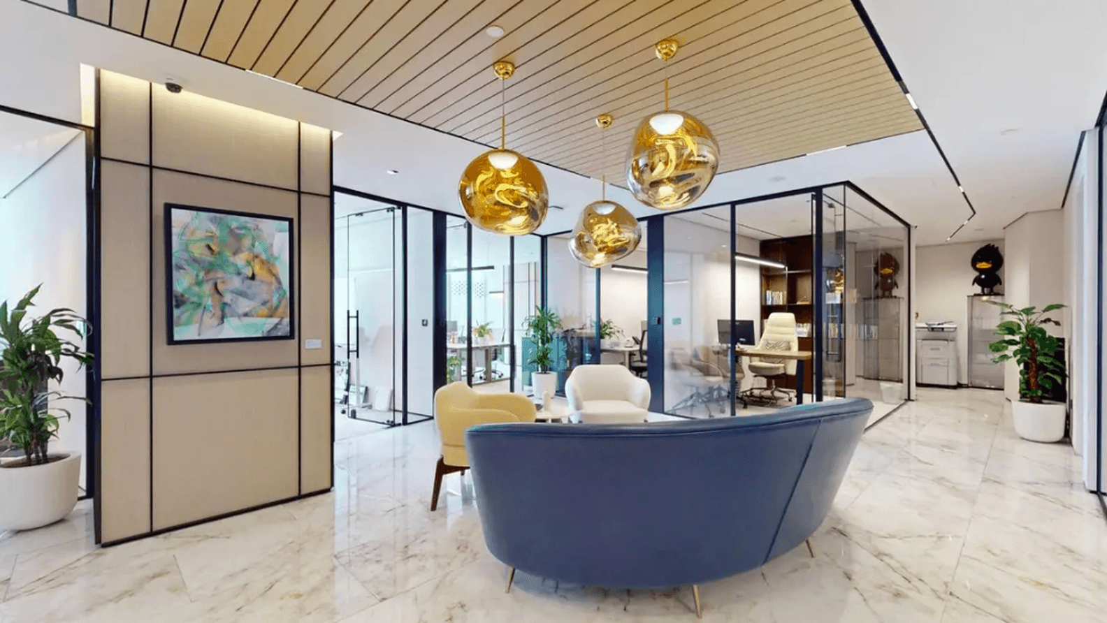 Empfangsbereich im Opus mit modernem Design, eleganten Möbeln und Panoramablick auf die Skyline von Dubai