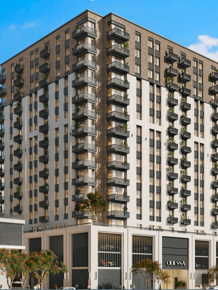 Aussenansicht von Odessa mit mittel hohen Wohngebäuden, Balkonen, Einzelhandel im Erdgeschoss, gestalteter Eingangszone und Abendbeleuchtung.