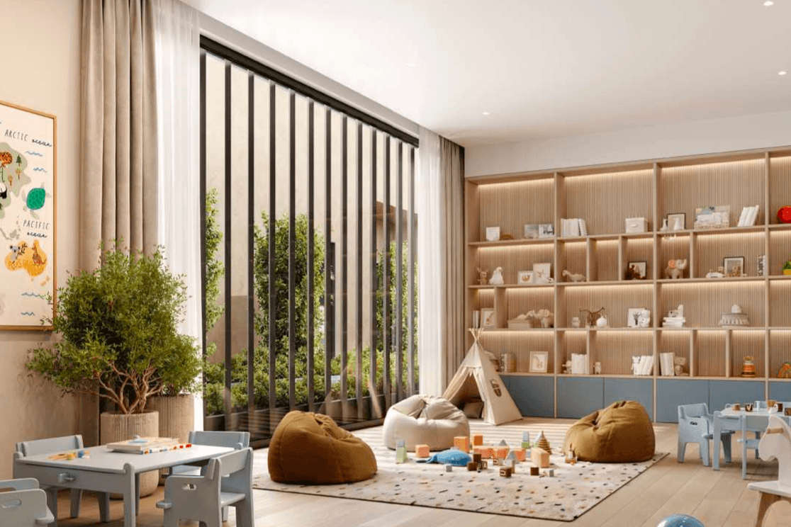 Kinderspielraum in Odessa mit Lerntischen, Sitzsäcken, integrierten Regalen und grossen Fenstern mit Blick auf die gestalteten Aussenbereiche.