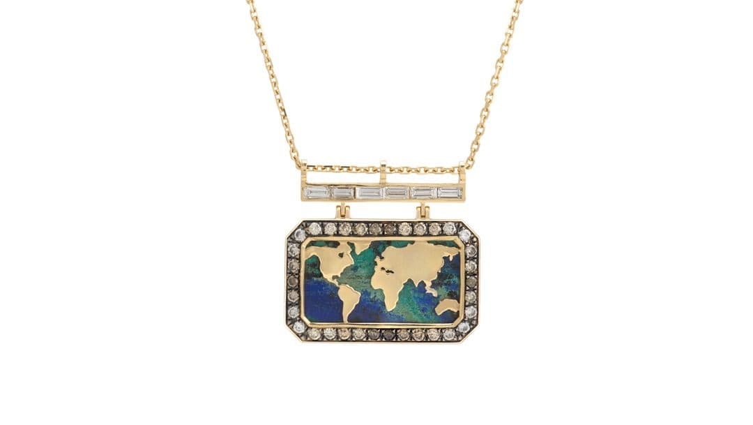 Χρυσό κολιέ με ορθογώνιο μενταγιόν. Το μενταγιόν διαθέτει ένα σχέδιο παγκόσμιου χάρτη με μπλε και πράσινους ωκεανούς και χρυσές ηπείρους.