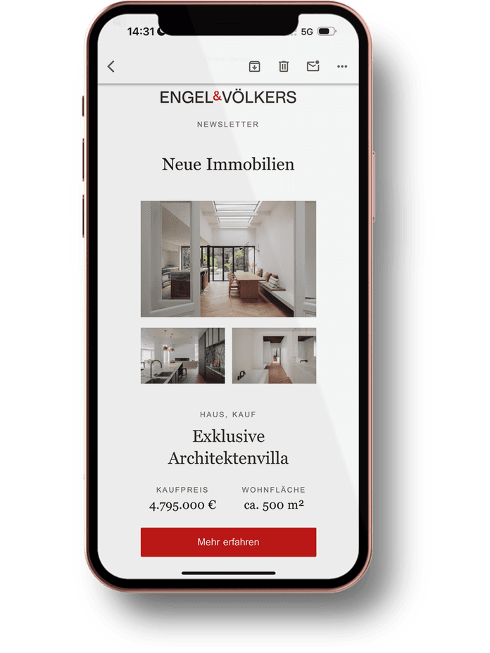 Smartphone mit Anzeige eines Immobilien-Newsletters für eine Luxusvilla mit Bildern, einem Preis von 4.795.000 € und einer Fläche von 500 m².