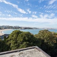 Vistes al mar a Oleiros. Arbres. Platja.
