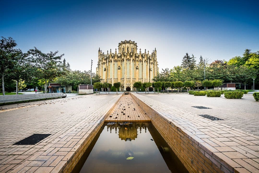 Paseo junto a la Catedral Santa María de Vitoria Gasteiz