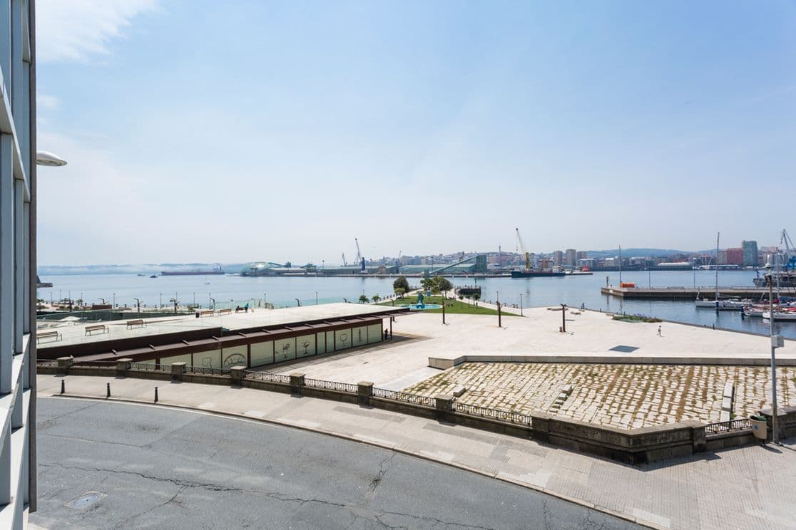 Vista panorámica de la Avenida de la Marina con su puerto.