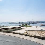 Vista panoràmica de l'avinguda de la Marina amb el seu port.
