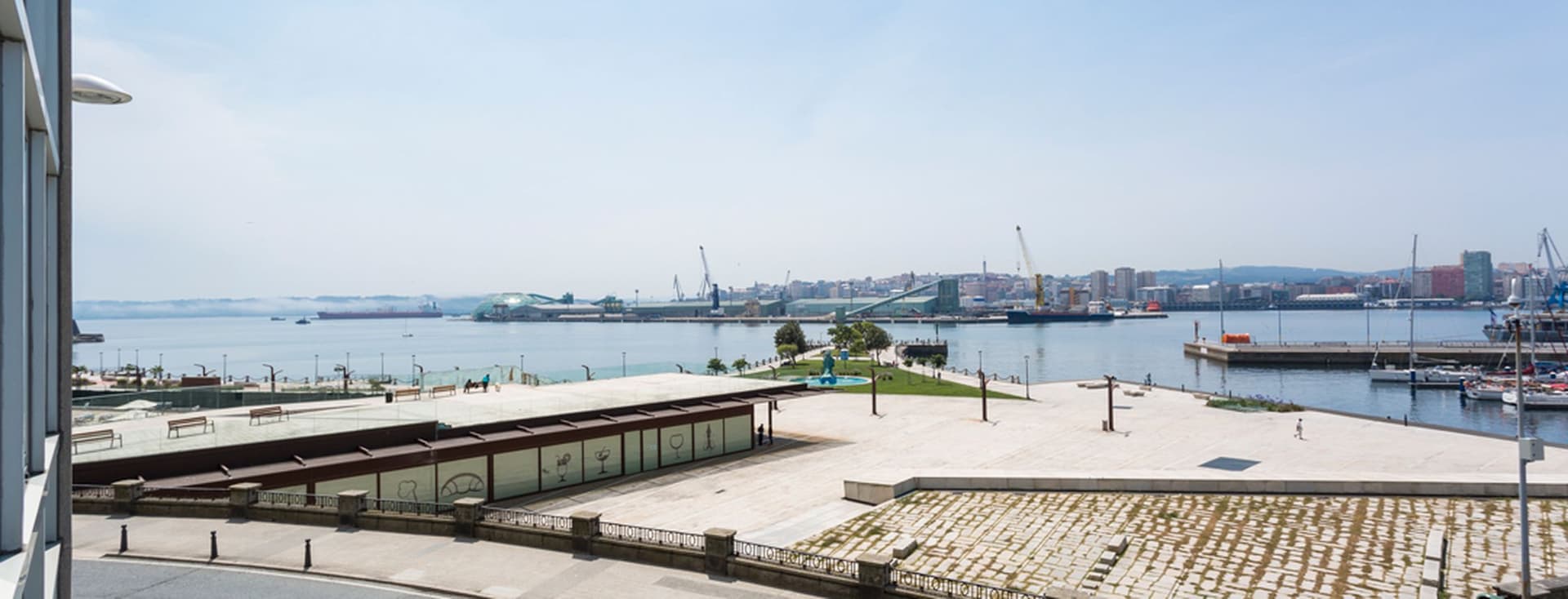 Vista panoràmica de l'avinguda de la Marina amb el seu port.