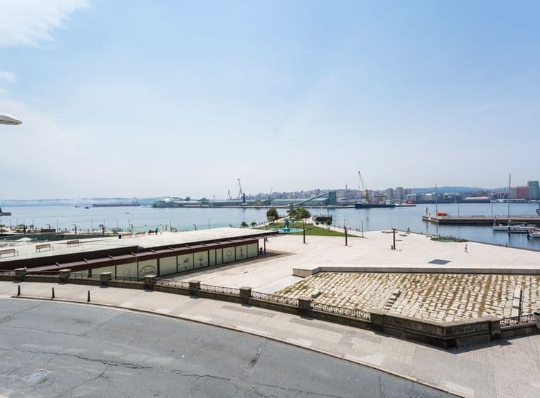 Vista panoràmica de l'avinguda de la Marina amb el seu port.