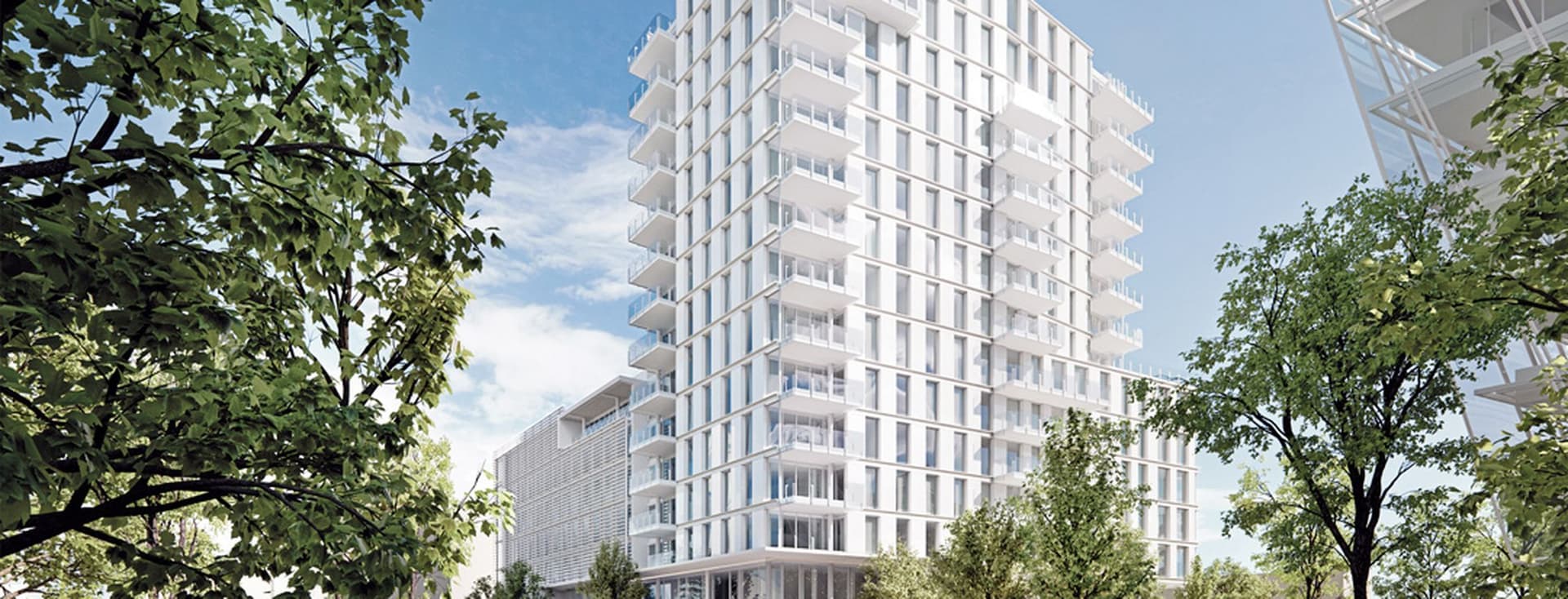 Architektonisches Rendering eines eleganten weißen Wohnhochhauses mit gestaffelten Balkonen und einer Glasfassade in einer städtischen Umgebung mit alten Bäumen, Grünflächen und geparkten Autos im Vordergrund. Der blaue Himmel mit Wolken bildet einen natürlichen Hintergrund.