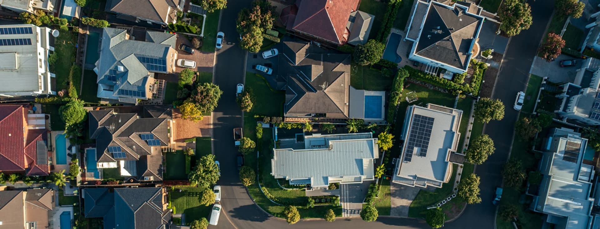 Immagine da drone di un'area residenziale alla luce del sole