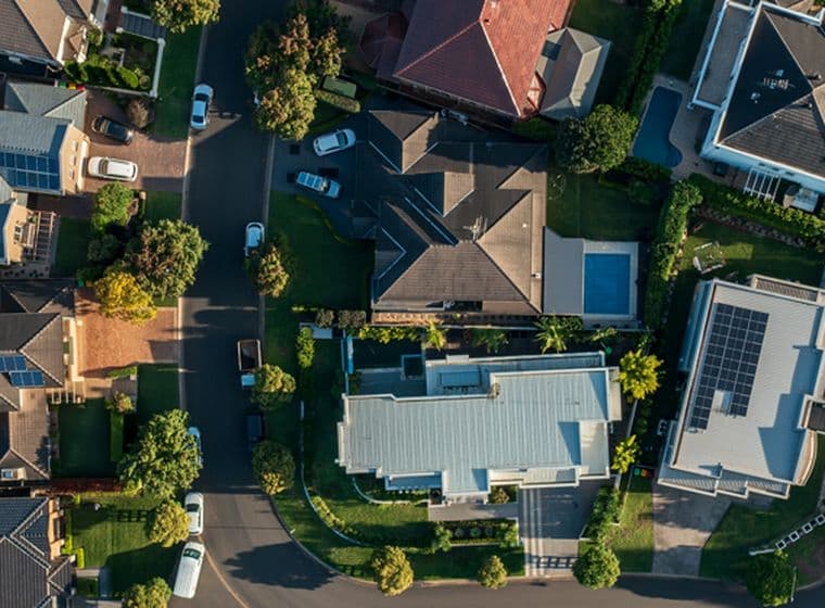 Drohnenbild eines Wohngebiets im Sonnenlicht