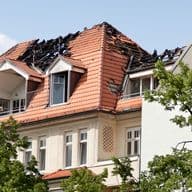 Beschädigtes Gebäudedach durch Brand