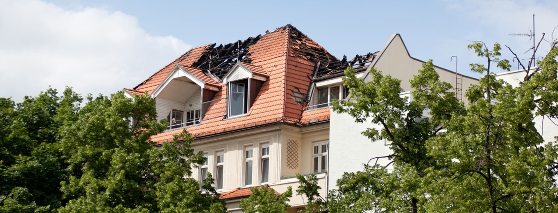 Beschädigtes Gebäudedach durch Brand