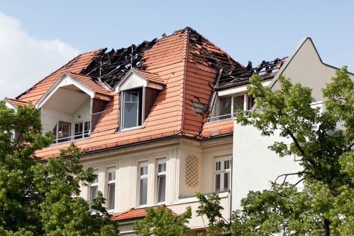 Beschädigtes Gebäudedach durch Brand