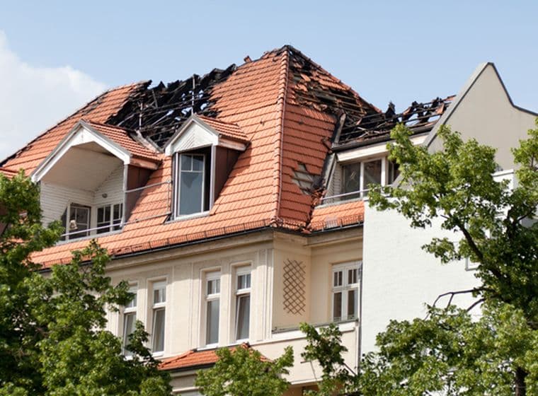 Beschädigtes Gebäudedach durch Brand