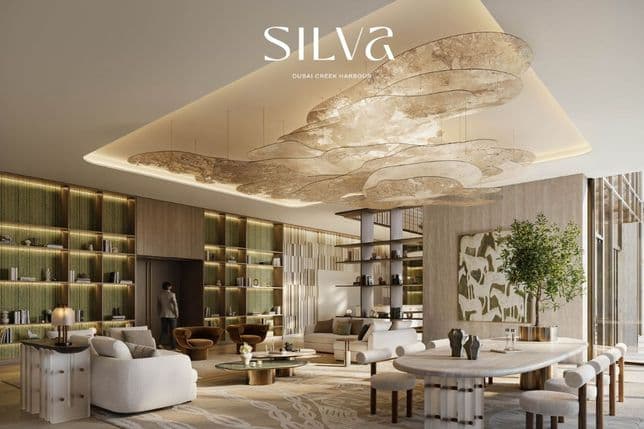 Luxuriöses Wohnzimmer mit modernen Möbeln, großer abstrakter Deckenkunst, Bücherregalen und einem Essbereich. Sanfte Beleuchtung und neutrale Farbtöne schaffen ein gemütliches Ambiente.