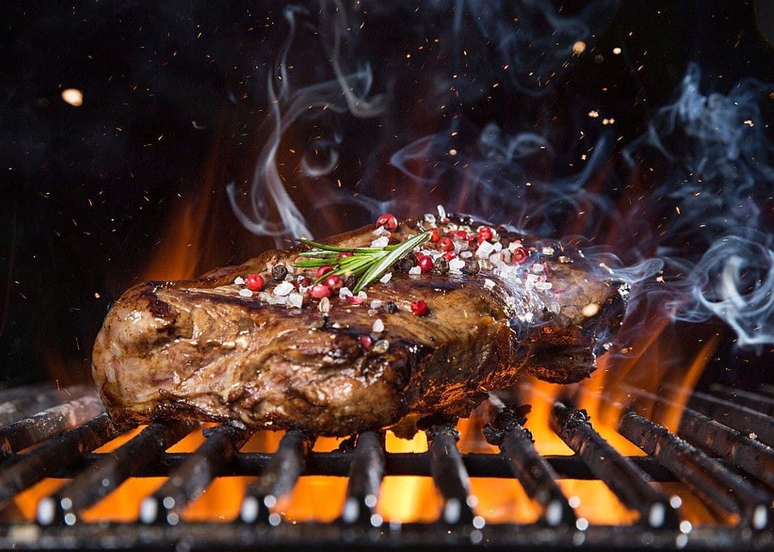 Se ve carne a la brasa con humo