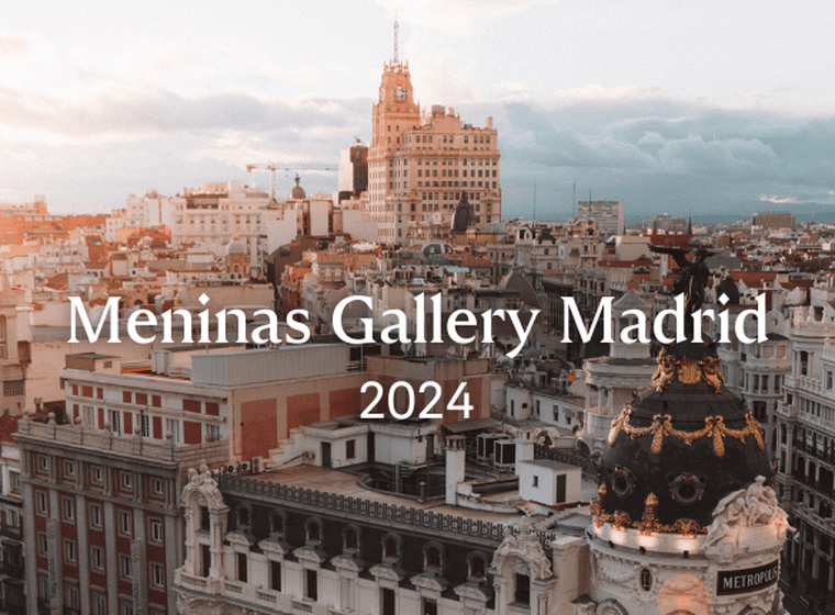 Paisatge urbà de Madrid a la posta de sol, amb edificis històrics, incloent-hi l'edifici Metrópolis amb la seva cúpula ornamentada.