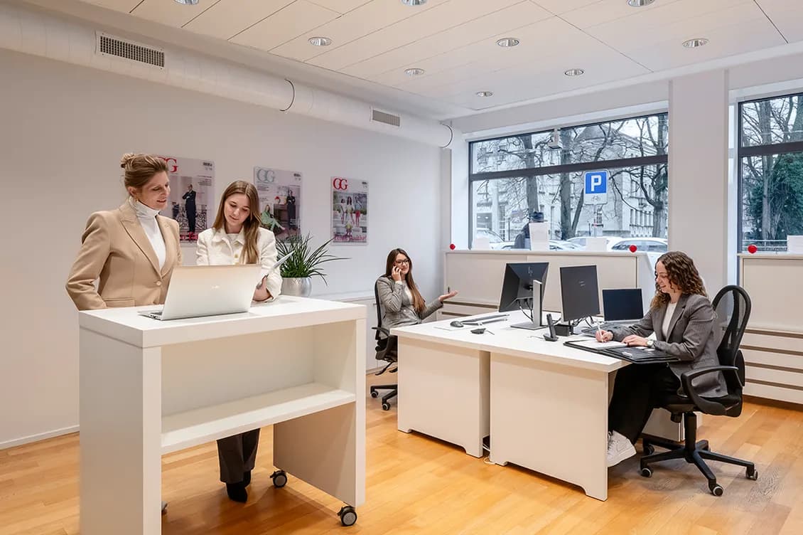 Immobilienberater:innen von Engel & Völkers Winterthur beraten Kund:innen in einem modernen, offenen Büro.