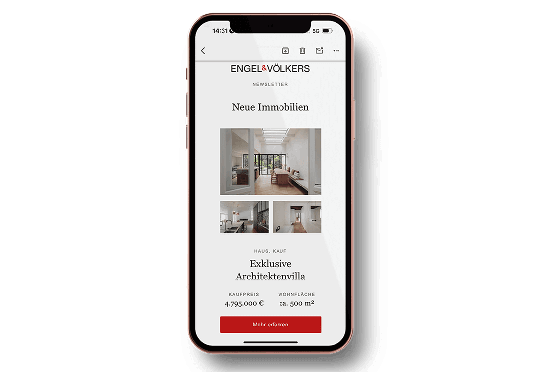 Newsletter auf dem Handy geöffnet, die Headline sagt "Neue Immobilien" und zeigt drei Bilder einer exklusiven Architektenvilla.