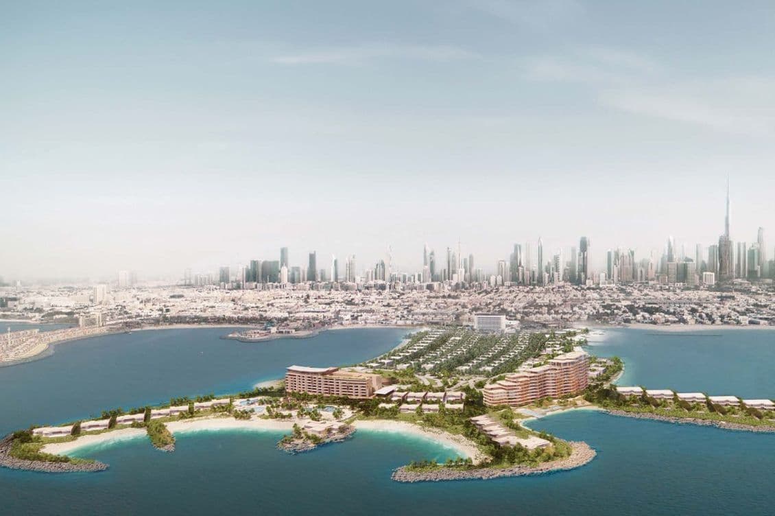 Luftaufnahme der Entwicklung Jumeirah Asora Bay auf einer künstlichen Halbinsel mit der Skyline von Dubai im Hintergrund.
