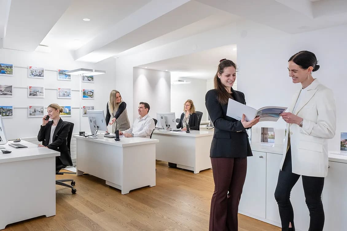 Les consultants immobiliers d'Engel & Völkers Rapperswil conseillent les clients dans un bureau moderne et ouvert.
