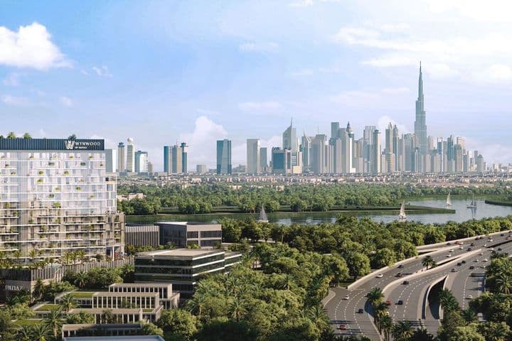 Modernes Mittelhausgebäude mit der Bezeichnung „Wynwood“ vor dem Hintergrund des Burj Khalifa und der Skyline von Dubai.