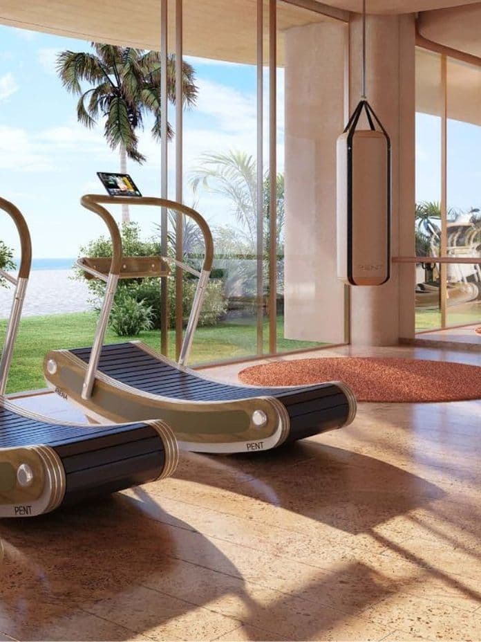 Luxuriöses Fitnessstudio mit Meerblick, hochwertiger Ausstattung und natürlichem Licht bei Jumeirah Asora Bay