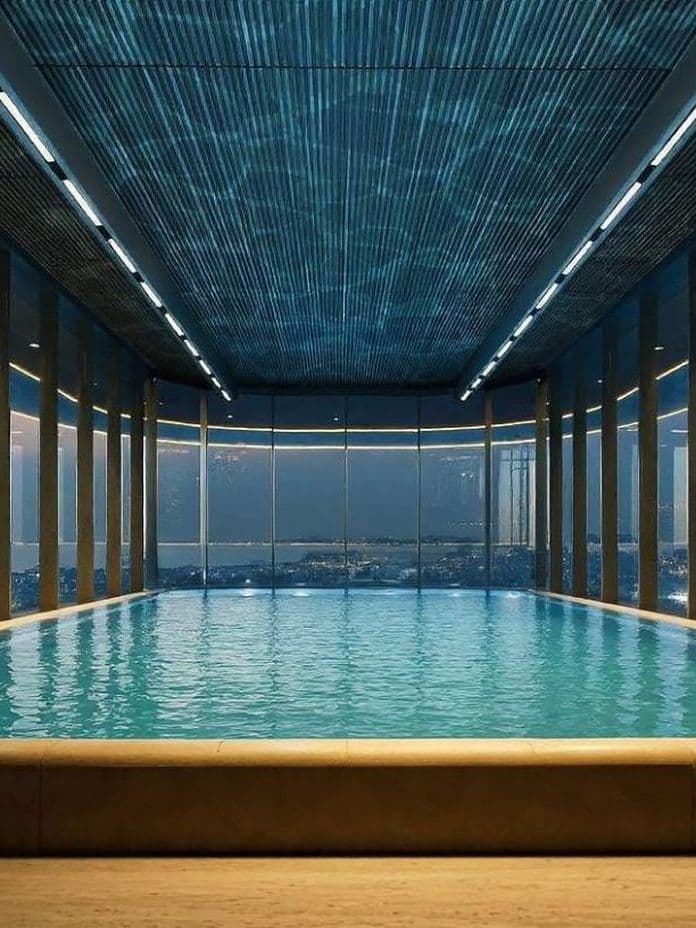 Infinity-Innenpool mit Stadt- und Meerblick auf der obersten Etage des Lumena Towers.