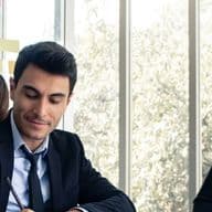 Paar sichert sich Expat-Hypothek von einem Hypothekenmakler in Dubai