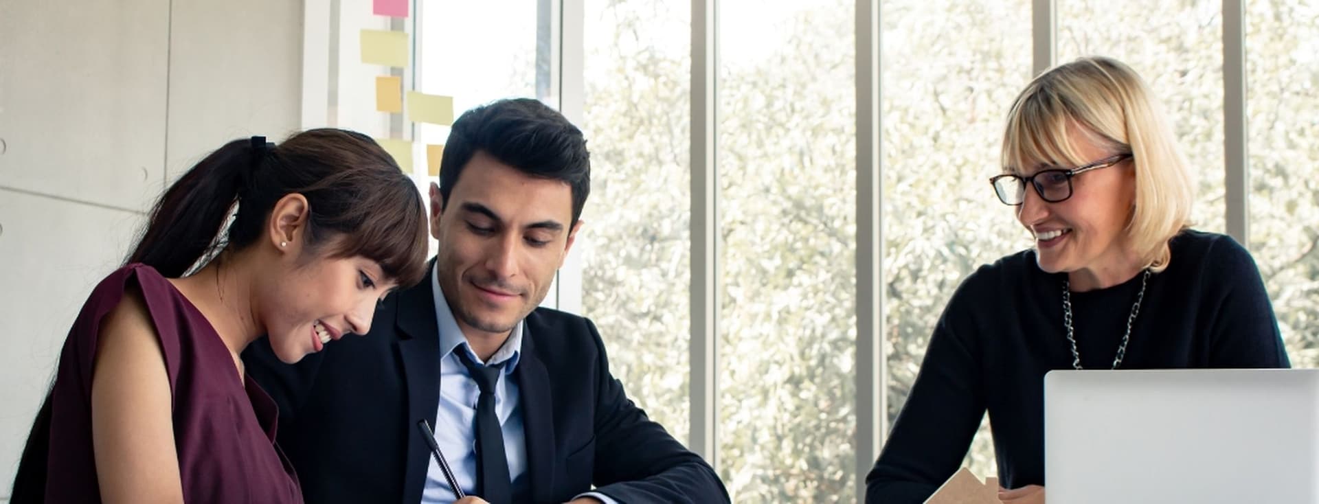 Paar sichert sich Expat-Hypothek von einem Hypothekenmakler in Dubai