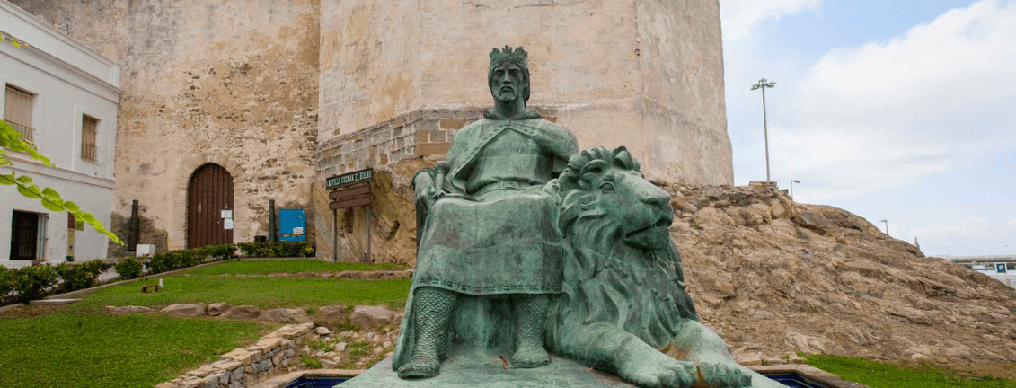 Estàtua davant del Castell de Guzmán el Bo, que es troba situat sobre una prominència elevada, al costat del mar, dominant la ciutat espanyola més meridional de la península i que dona accés a l'Estret de Gibraltar, Tarifa, a la província de Cadis.