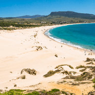 Platja de Bolonia: un paradís natural amb la seva sorra natural a l'esquerra i la mar blava a la dreta, a la Costa de Cadis.