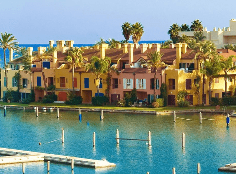 Increibles apartamentos en el puerto de Sotogrande junto al mar.