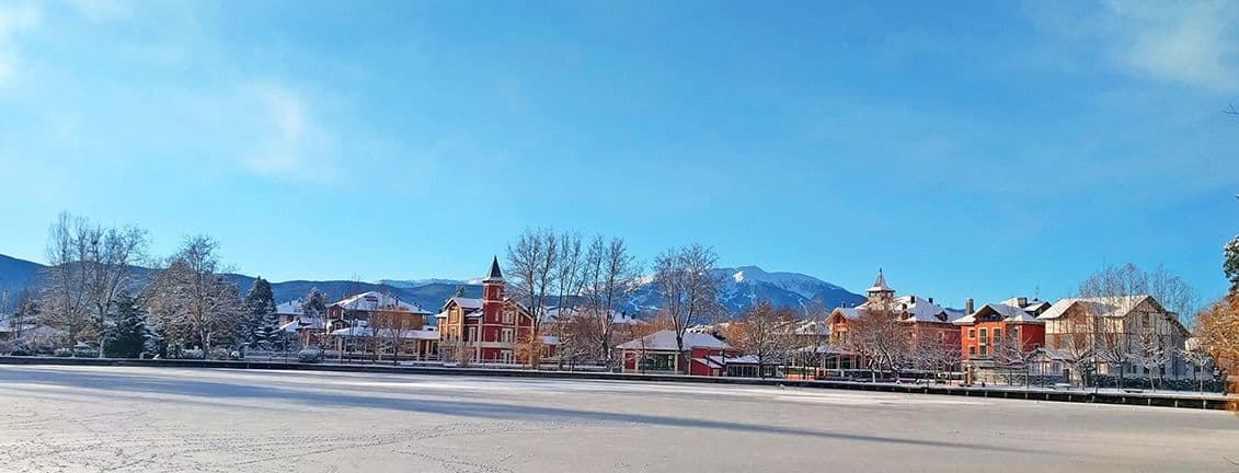 Llac de Puigcerdà gelat, cases al voltant i vistes a La Tosa