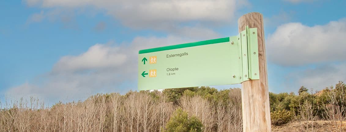 Route sign Olopte. Signpost for routes to Esterregalls and Olopte