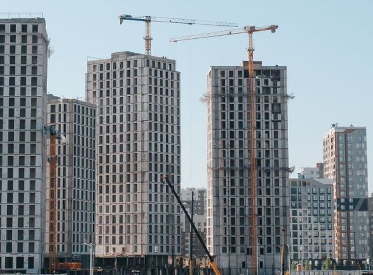 Off-Plan-Immobilien im Bau in Dubai, die die Bedeutung von Treuhandkonten für sichere Immobiliengeschäfte hervorheben.
