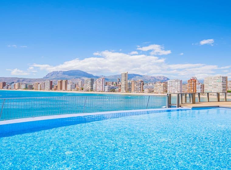 Vista de l'abadia de la platja de Llevant de Benidorm des del Rincón de Loix.